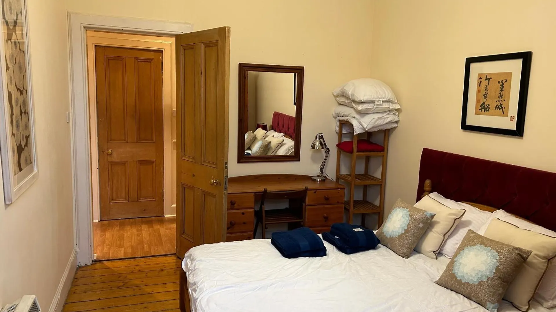 Traditional Edinburgh City Centre Apartment